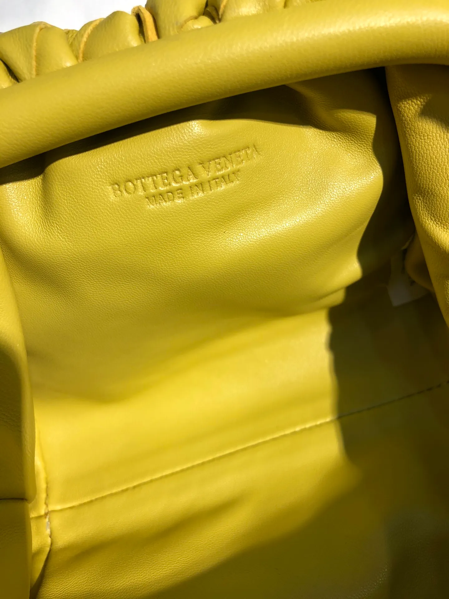 BV cloud bag new color available coarse weave large grid weave corn yellow the pouch cloud bag Needless to say, this year's most popular trend is not without its reason. The minimalist design with a little wrinkles is both advanced and a bit lazy. After the new designer came, he directly changed it to a large weave and became super youthful. It also has a touch of fashion. You must buy it. This year's must-have bag Size: 22×12×7cm